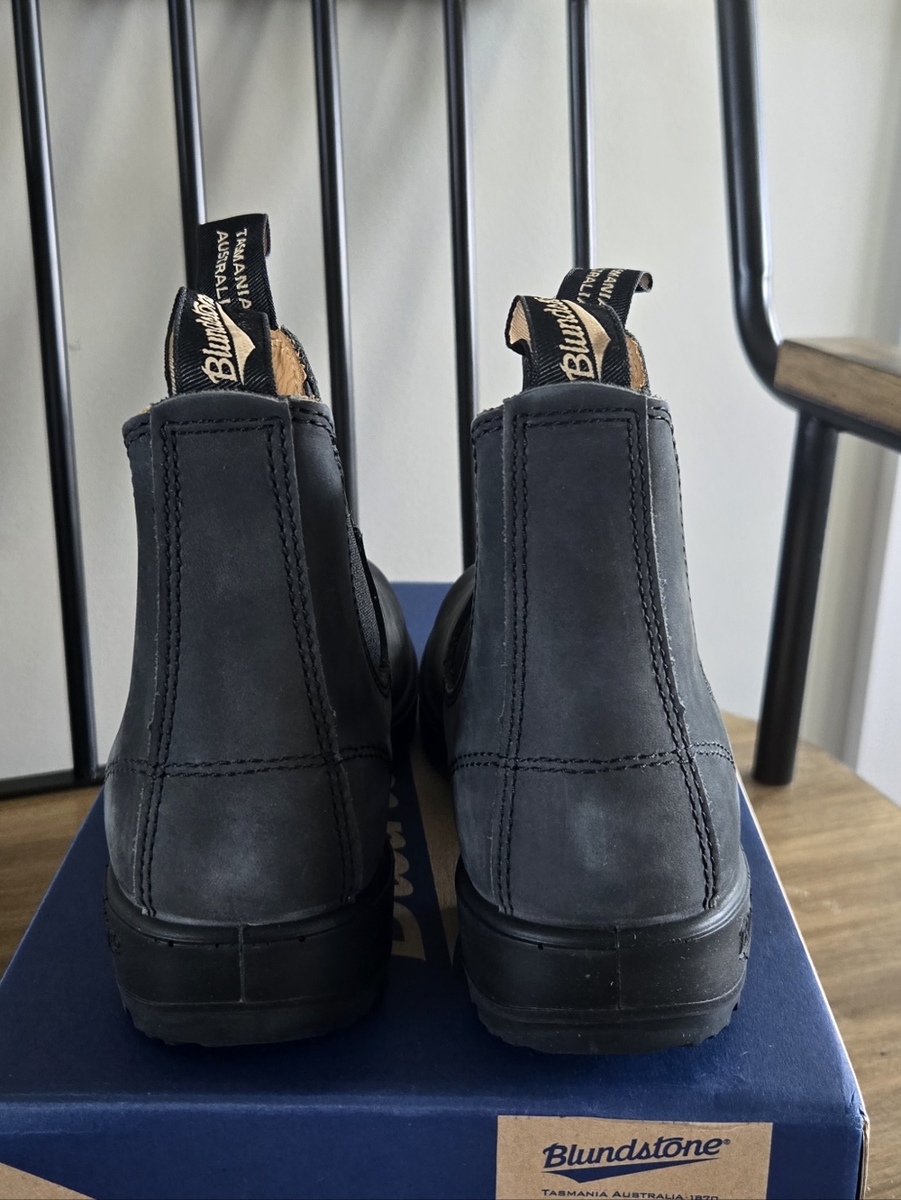 Blundstone Women's Classics #587 Chelsea Boots In Rustic Black - Picture 7 of 8